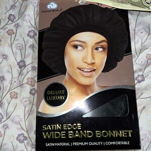 BRAND NEWW SATIN BONNET